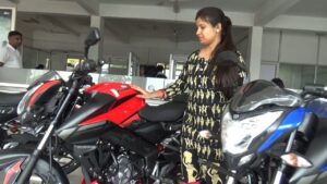 Apache की खटिया खड़ी करने आई Bajaj की Pulsar NS160 बाइक, कम कीमत में शानदार इंजन