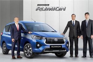 28kmpl माइलेज के साथ मार्केट में उड़ा रही गर्दा Toyota Rumion हाईटेक फीचर्स वाली कार